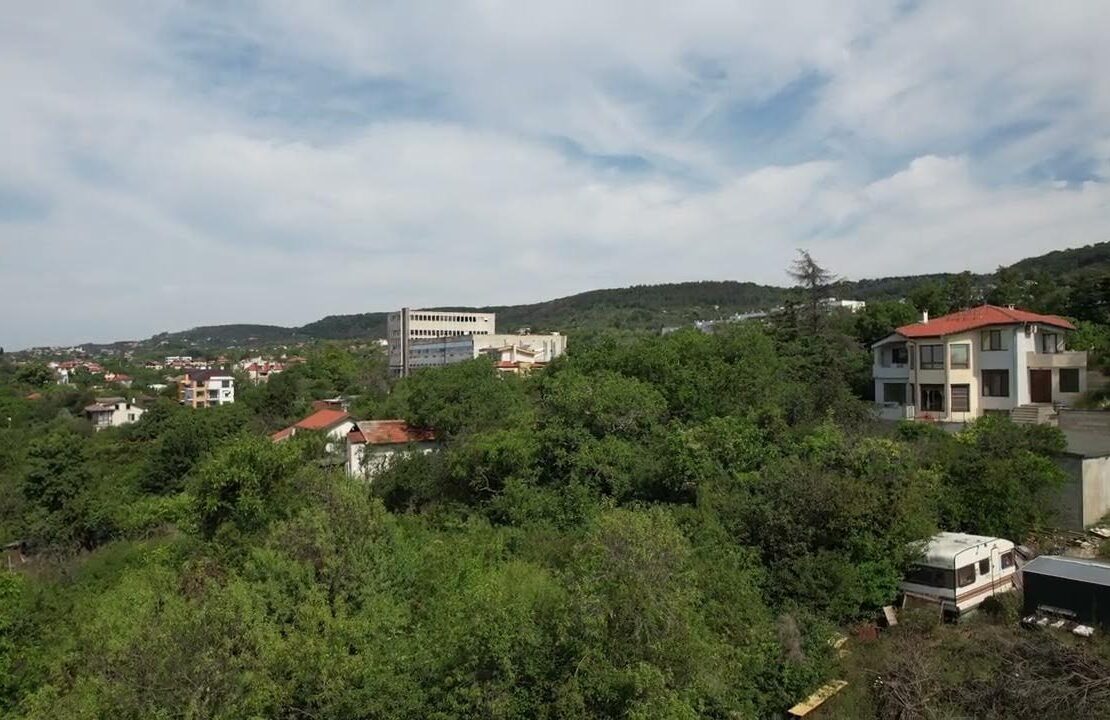 Уникална панорама от петия етаж: спокойствие сред природата и града